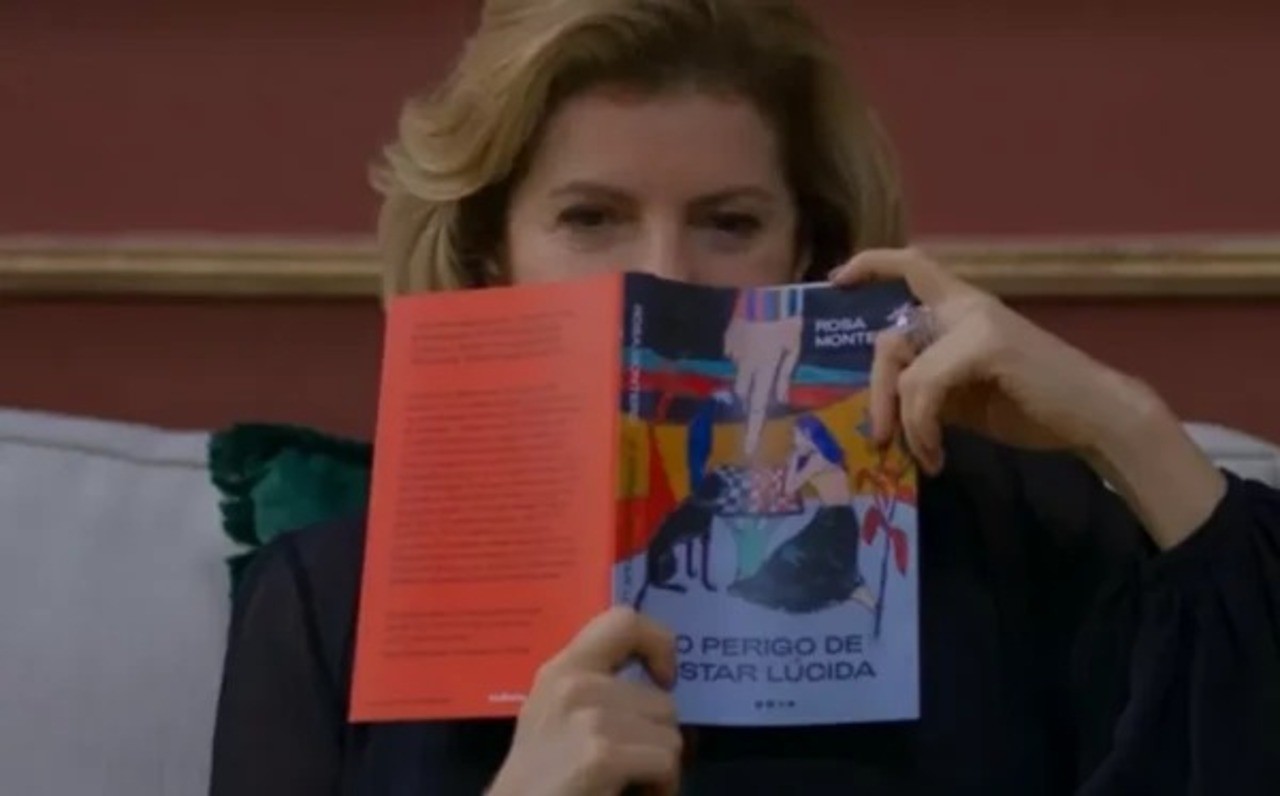 Odete Roitman (Débora Bloch) apareceu lendo o livro 'O Perigo de Estar Lúcida', da jornalista e ficcionista espanhola Rosa Montero