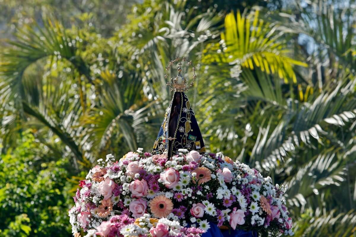 Oferecer flores à Nossa Senhora Aparecida é um gesto de fé e devoção