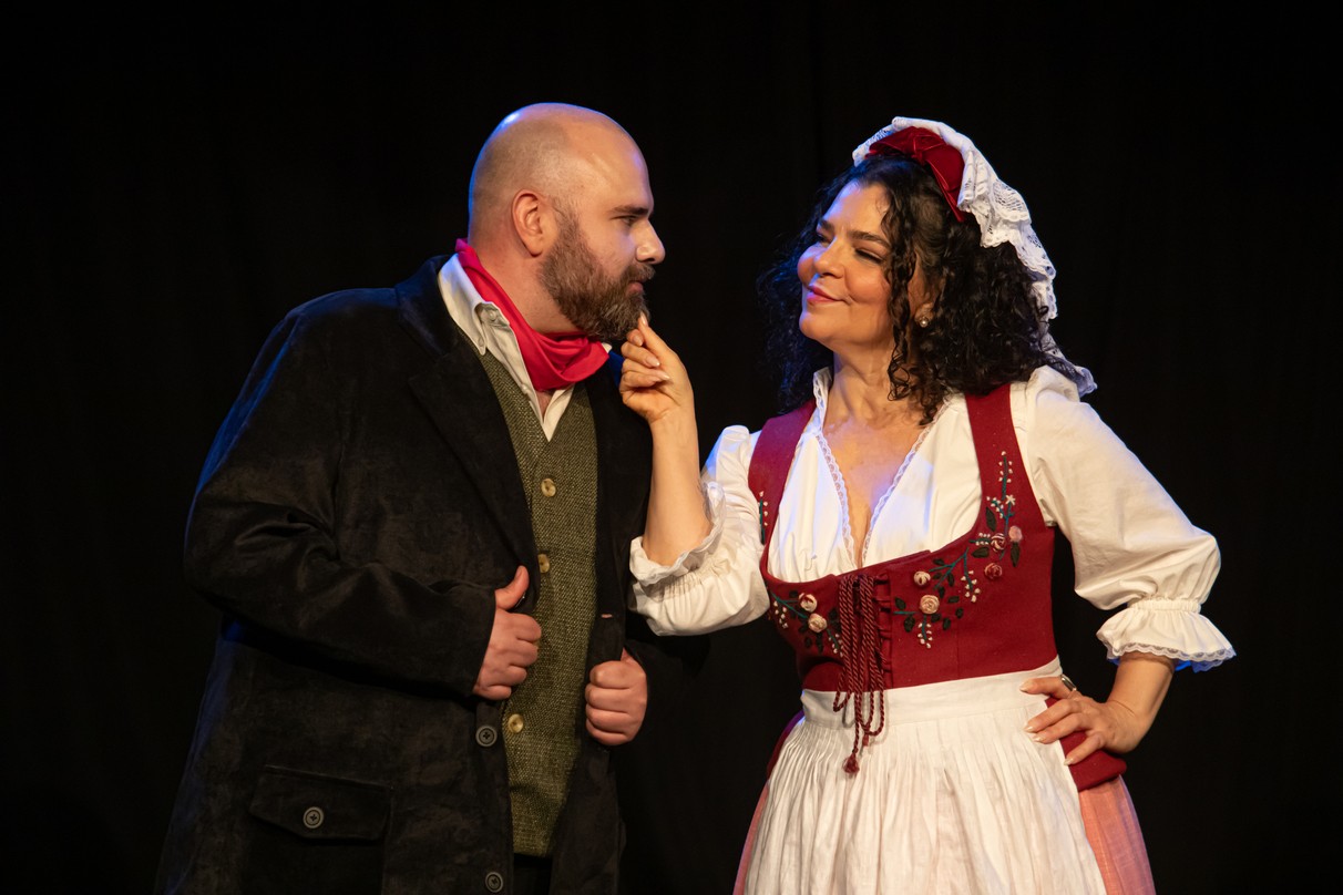 A soprano Sylvia Klein e o baixo-barítono Stephen Bronk em cena na ópera 'Cavalleria Rusticana'