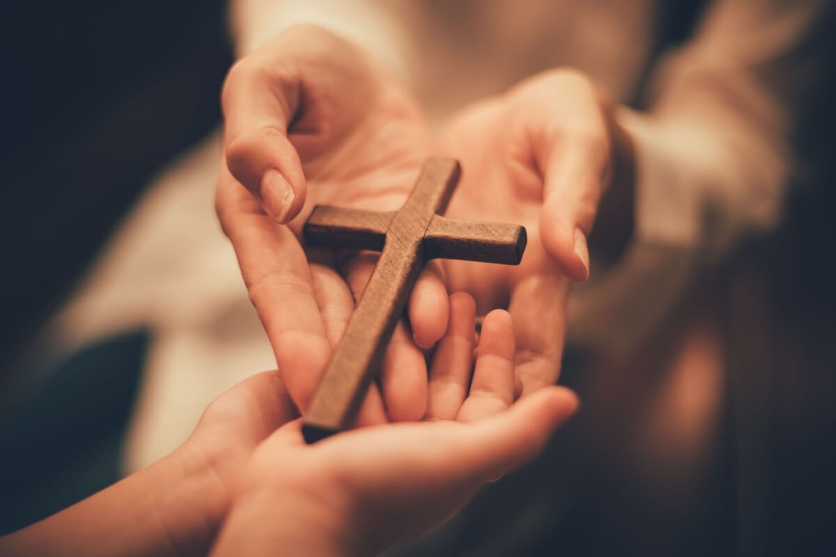 Orações marcam a reflexão sobre a paixão, a morte e a ressurreição de Cristo