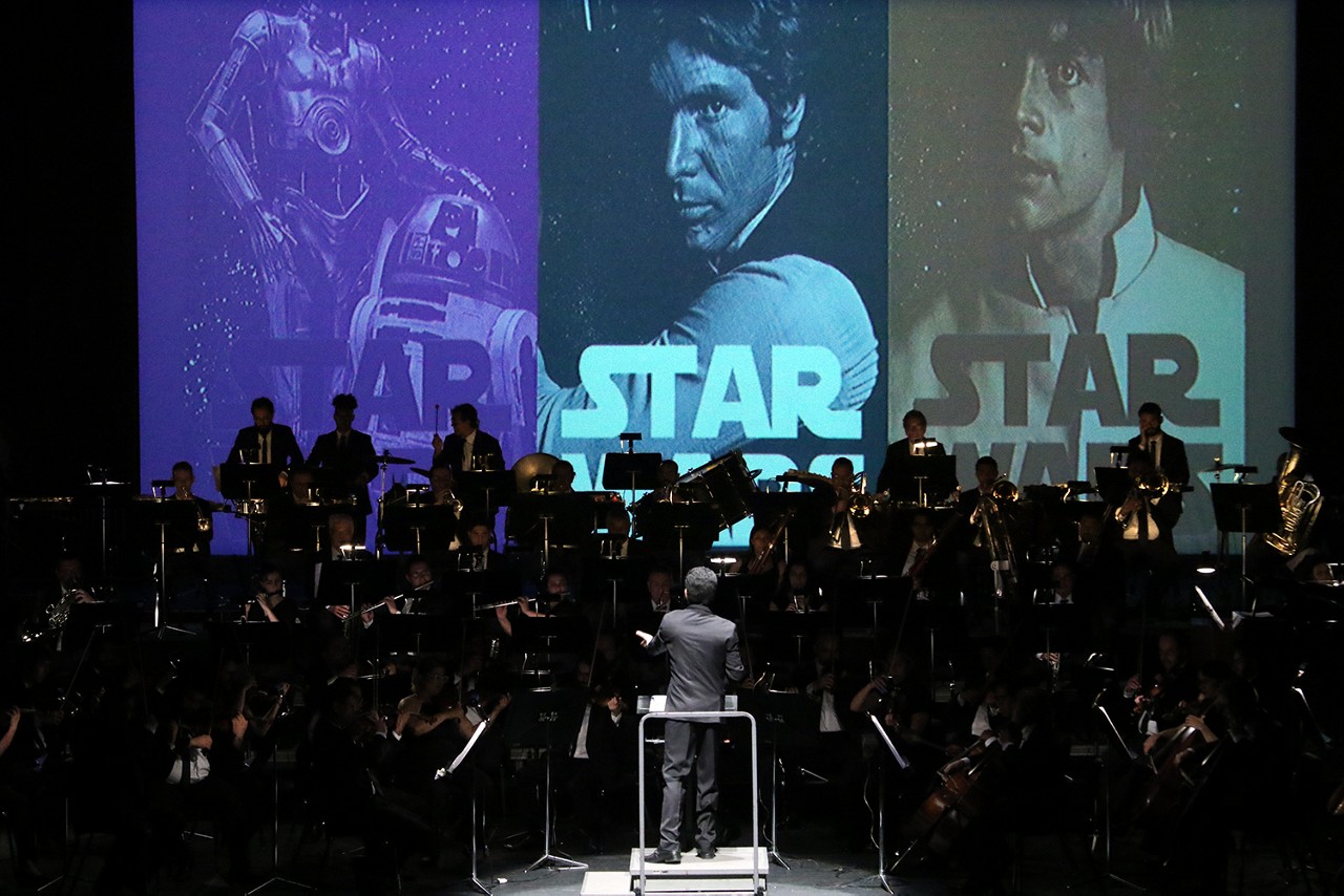 A Orquestra Sinfônica de Minas Gerais, sob regência do maestro Sérgio Gomes, realizou o concerto especial Música de Cinema, dedicados ao premiado compositor americano John Williams. No repertório,  trilhas sonoras das aclamadas sagas Harry Potter e STAR WARS, além dos longas Indiana Jones e os Caçadores da Arca Perdida, Superman, Jurassic Park e A Lista de Schindler. 