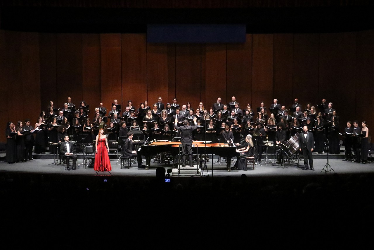 Composta por Carl Orff em 1936, cantata é uma das mais populares do repertório coral-sinfônico