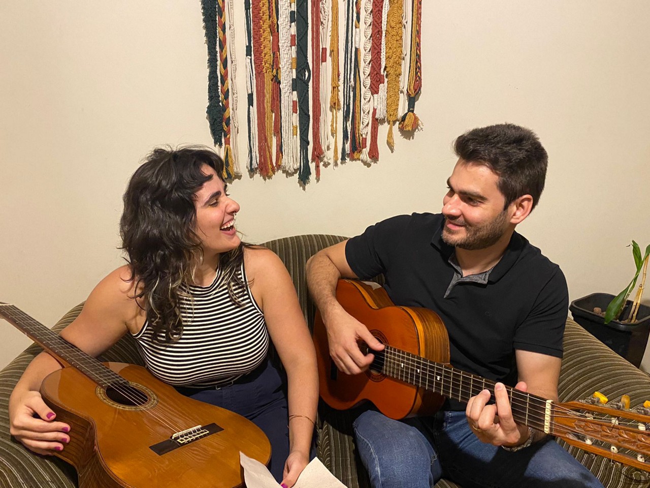 A cantora Luisa Doné e o músico André Figueiredo interpretam o samba “Ouvi Dolores”, parceria com Raphael Vidigal 