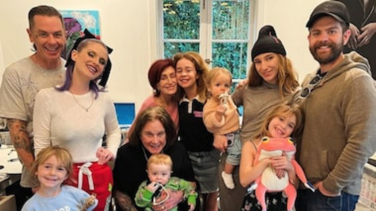 Parte da família Osbourne, em foto feita em dezembro de 2023