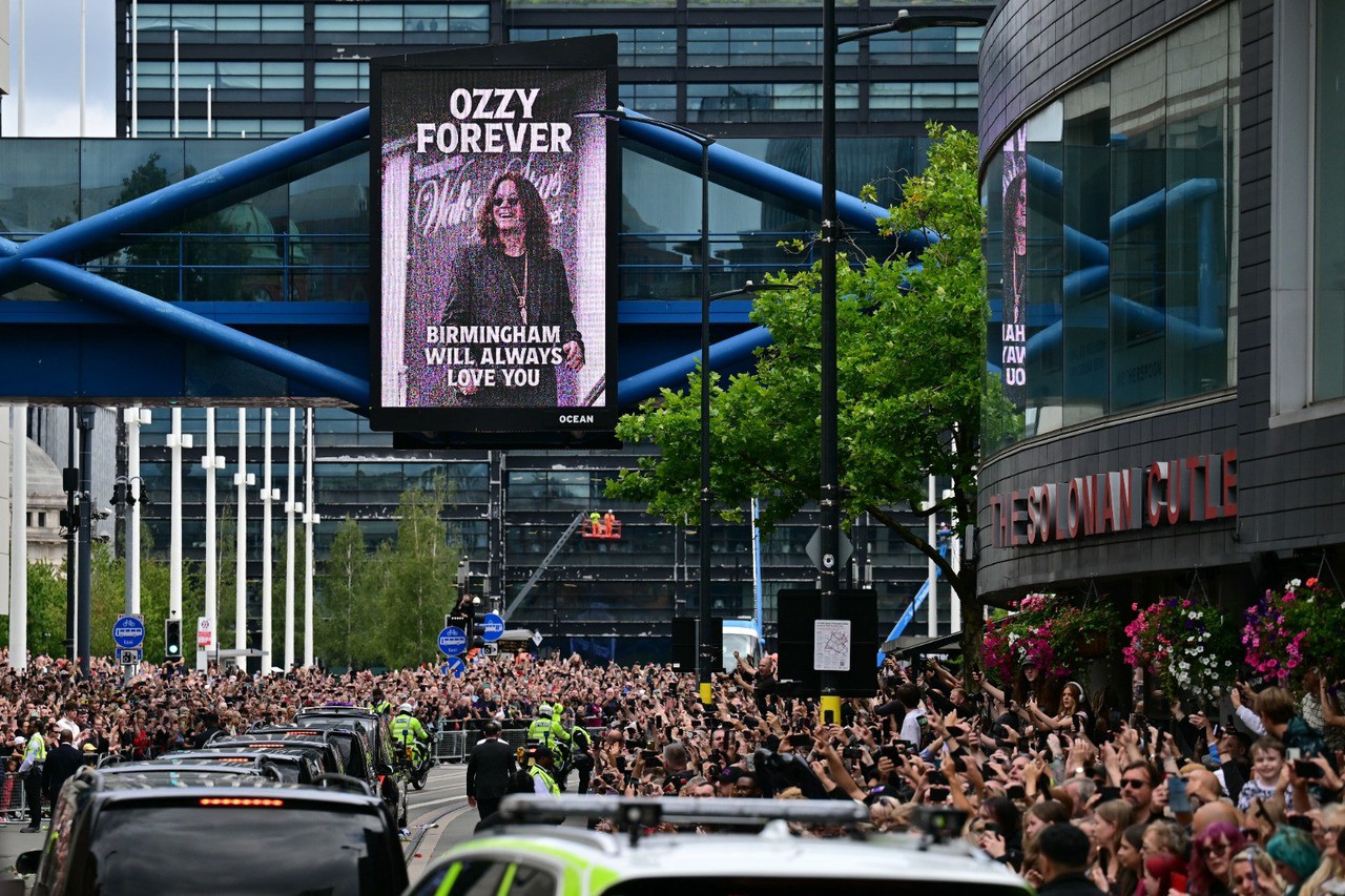 Corpo de Ozzy Osbourne passa por ruas de Birmingham antes de funeral privado a parentes
