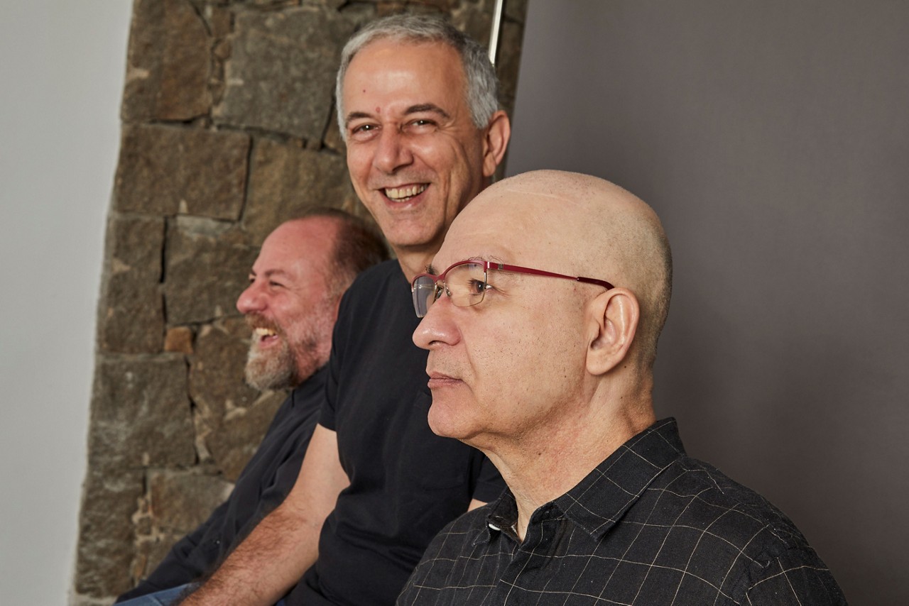 Bi Ribeiro, João Barone (ao centro) e Herbert Vianna celebram a amizade e a música dos Paralamas em BH