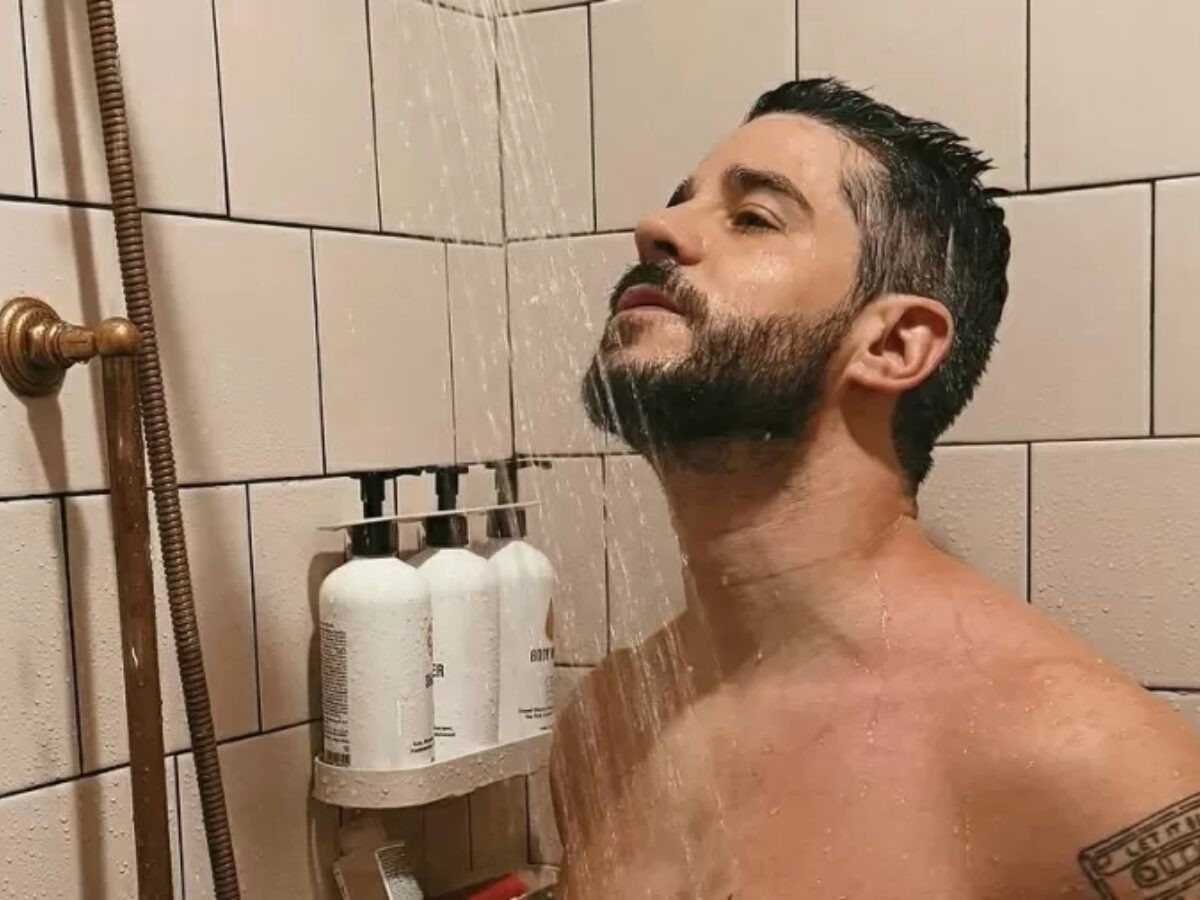 Pedro Neschling publica foto pelado durante banho em Nova York