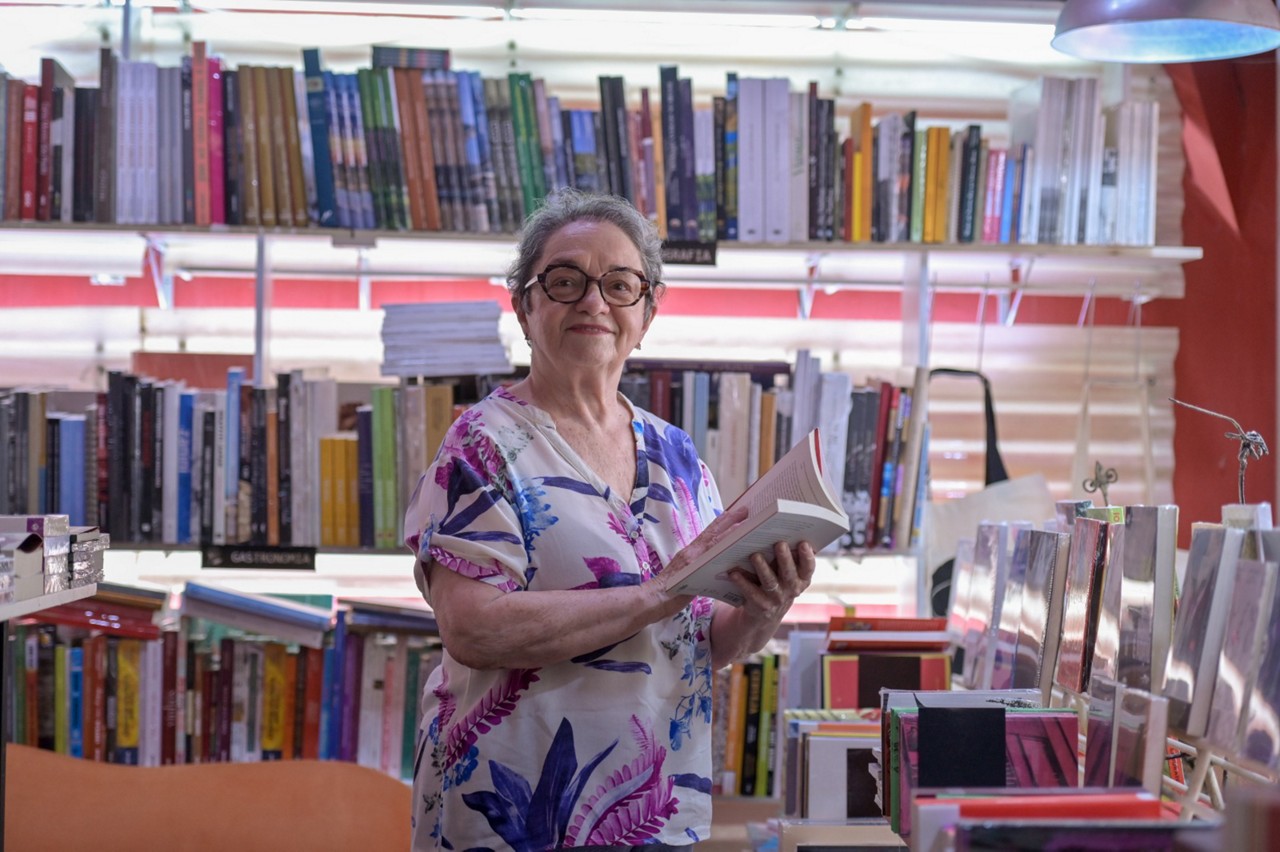 Frequentadora assídua da livraria Quixote, a professora aposentada Joana D’Arc Torres atua como escritora