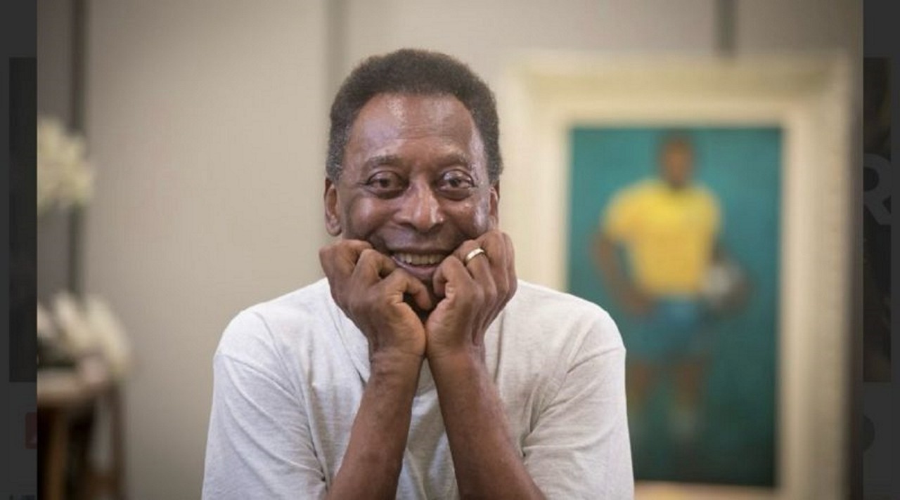 Pelé posa para algumas imagens de "Placar: a Revista Militante", de Ricardo Corrêa e Sérgio Xavier