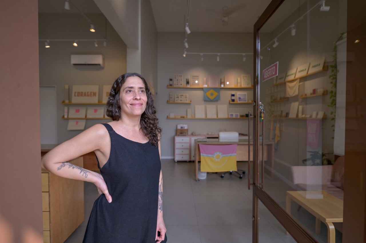 Ana Rocha, artista paulista radicada em BH, na entrada da Polvilho Edições