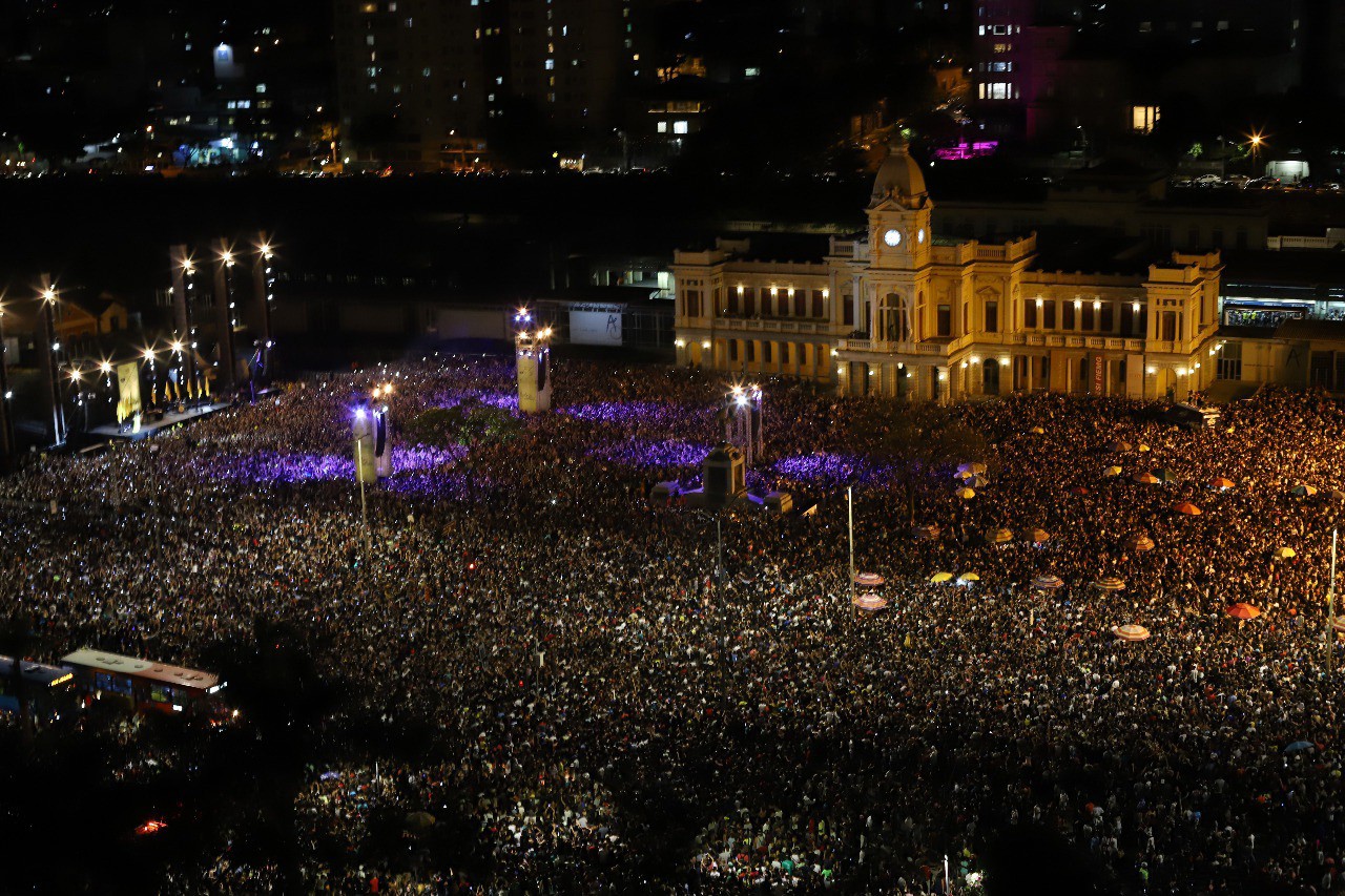 Marília Mendonça faz praça da Estação ficar lotada em show gratuito