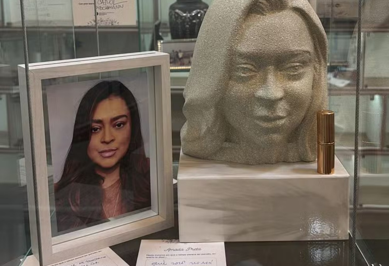 Busto com cinzas de Preta Gil é colocado em crematório