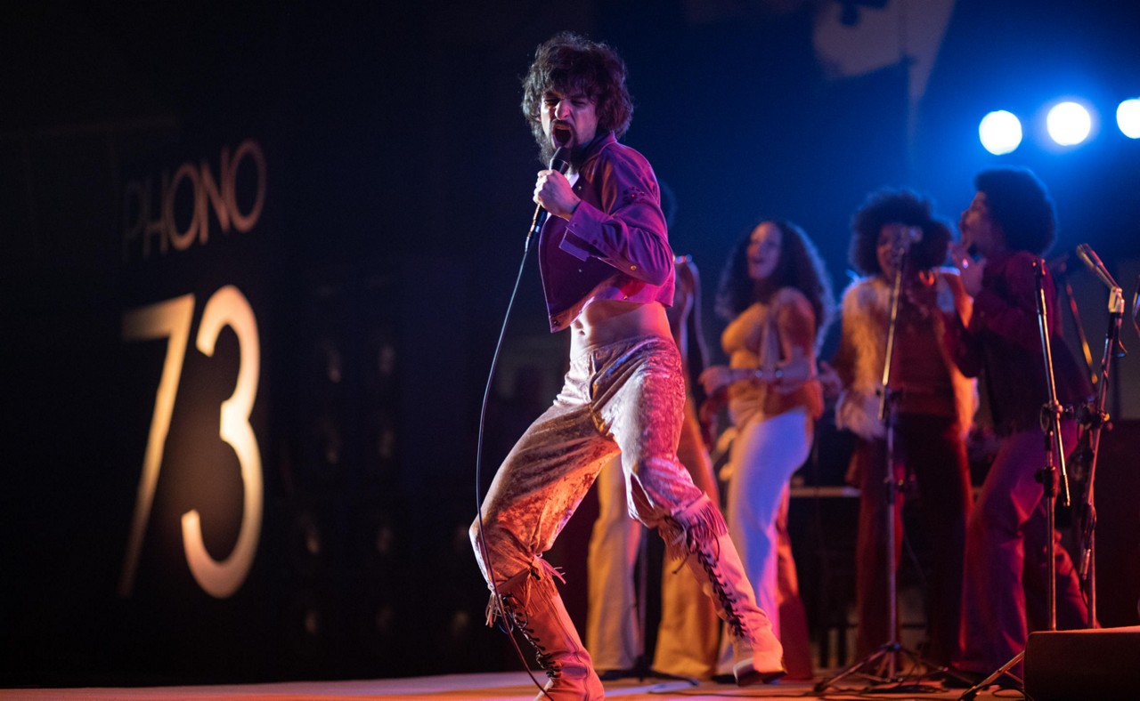 Ravel Andrade interpreta Raul Seixas em série que pode ser vista no Globoplay