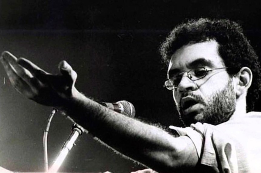 Renato Russo compôs "Vento no Litoral" em 1991, após se descobrir soropositivo, mas, apesar disso, ele nunca assumiu a doença publicamente