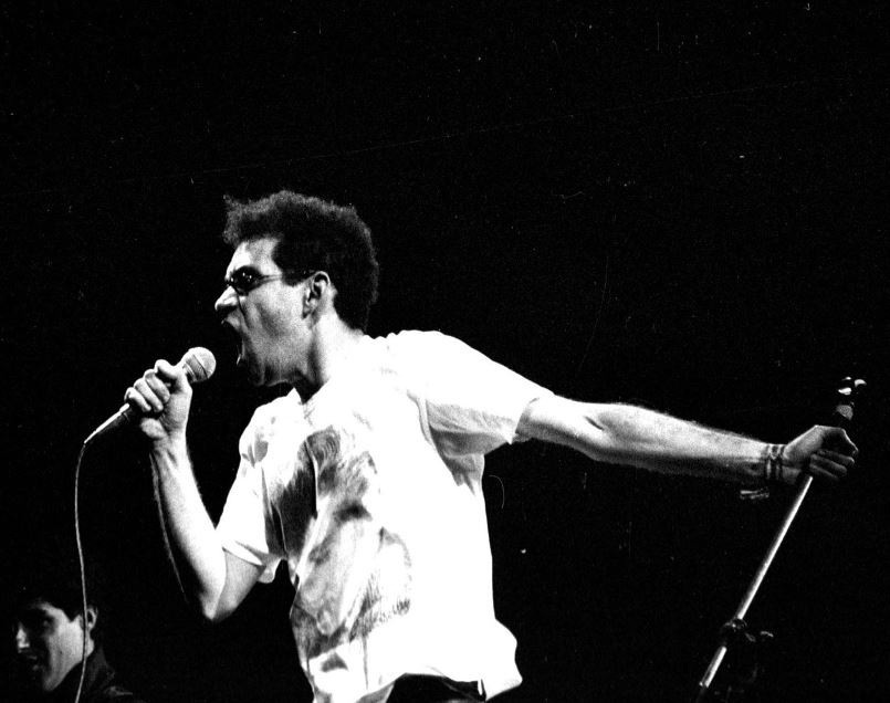 Renato Russo, da banda Legião Urbana, compôs a famosa música "Que país é este?"