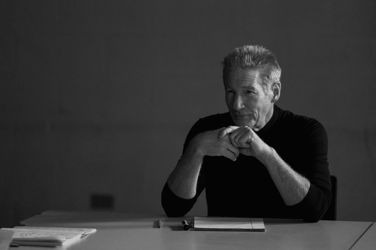 Personagem de Richard Gere é um cineasta que vira tema de documentário