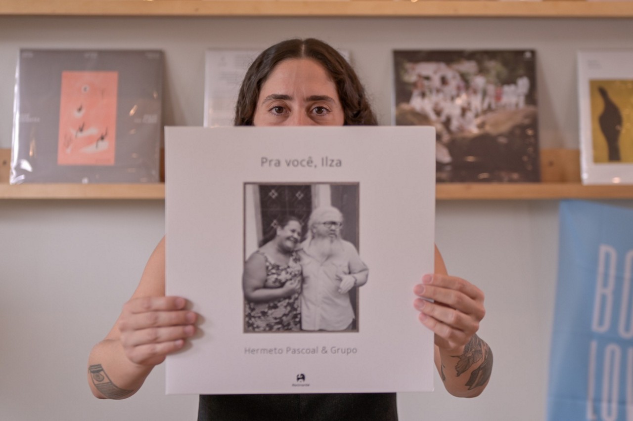 Ana Rocha com a capa do vinil 'Pra você, Ilza', de Hermeto Pascoal