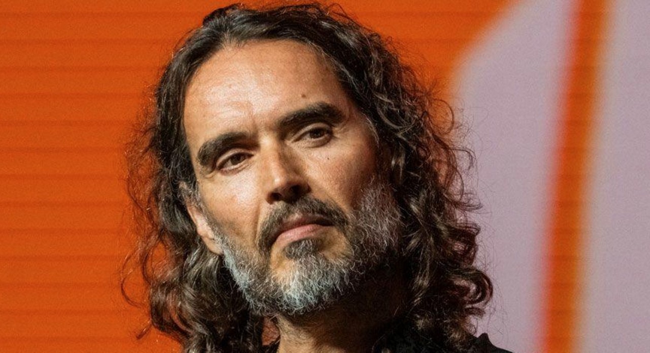 Russell Brand teria cometido os crimes entre 1999 e 2005; ele, no entanto, negou as alegações anteriormente