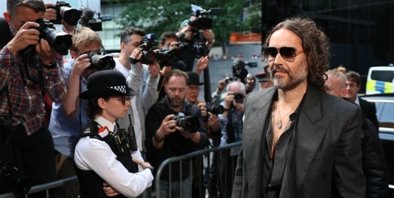 Russell Brand comparece ao tribunal em Londres