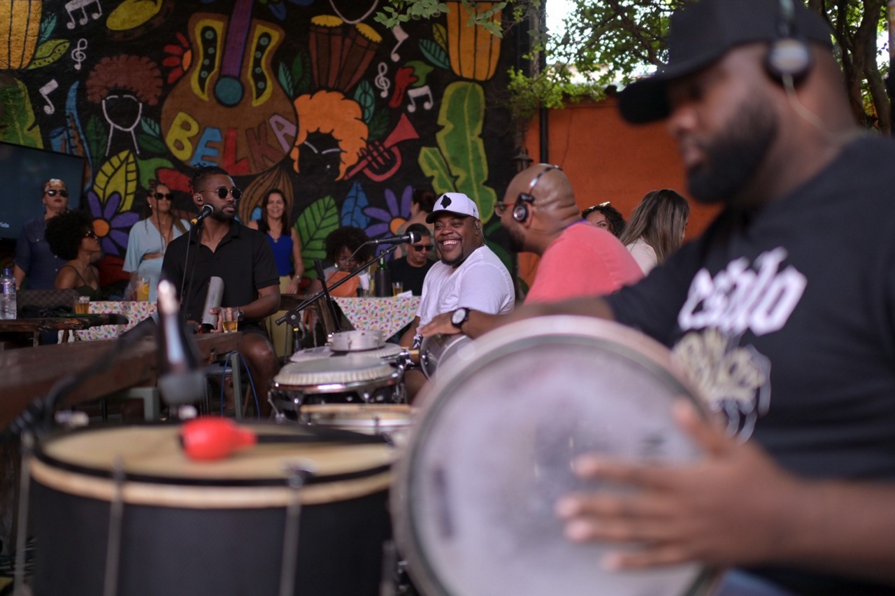 No Belka Quintal Botequeiro, as tardes de segunda são embaladas ao som do samba e do pagode