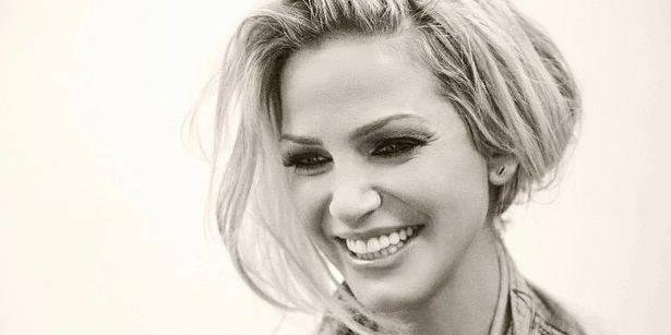 A morte de Sarah Harding foi anunciada por sua mãe no Instagram, junto com uma fotografia em preto e branco