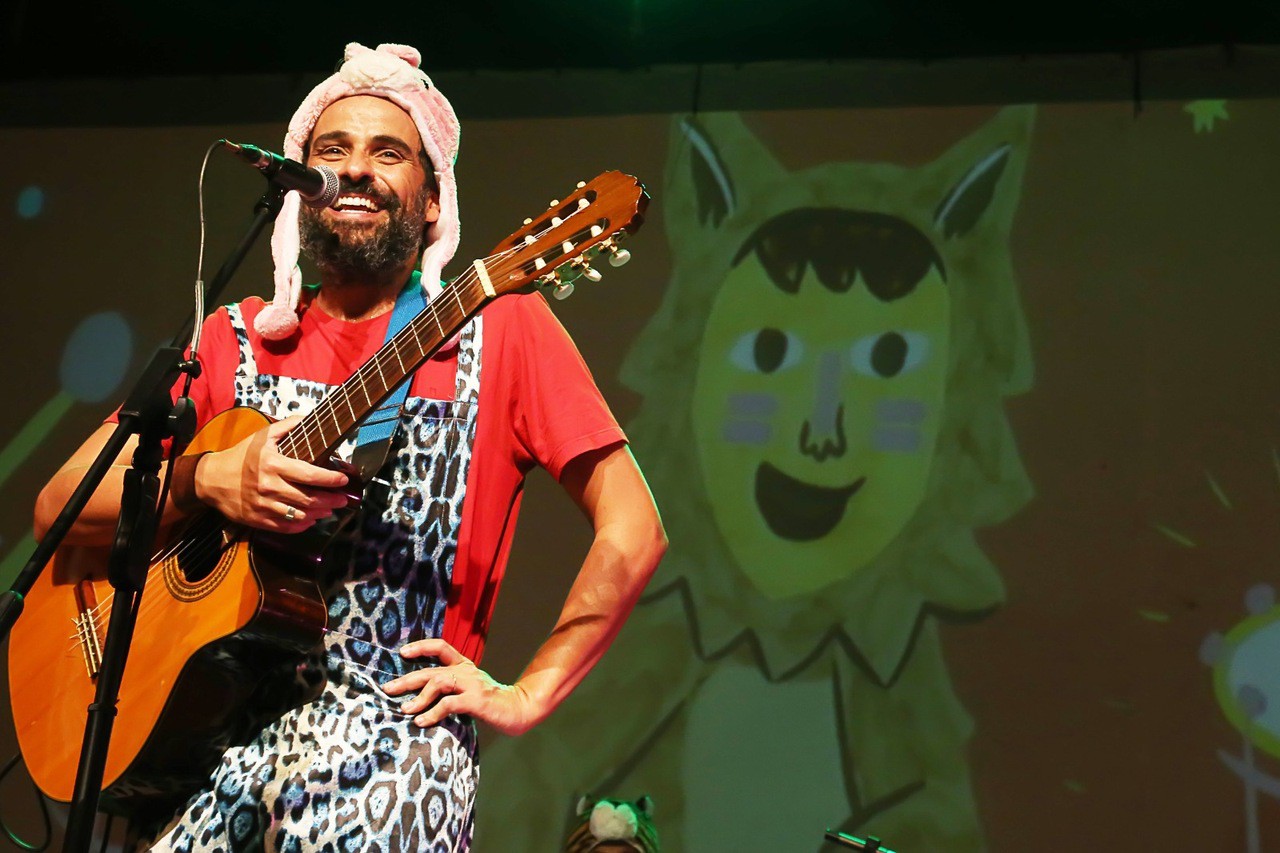 O músico Dudu Nicácio é uma das atrações do 'Sararazinho: Festival de Brincar', que acontecerá no dia 27/09, no Parque Municipal