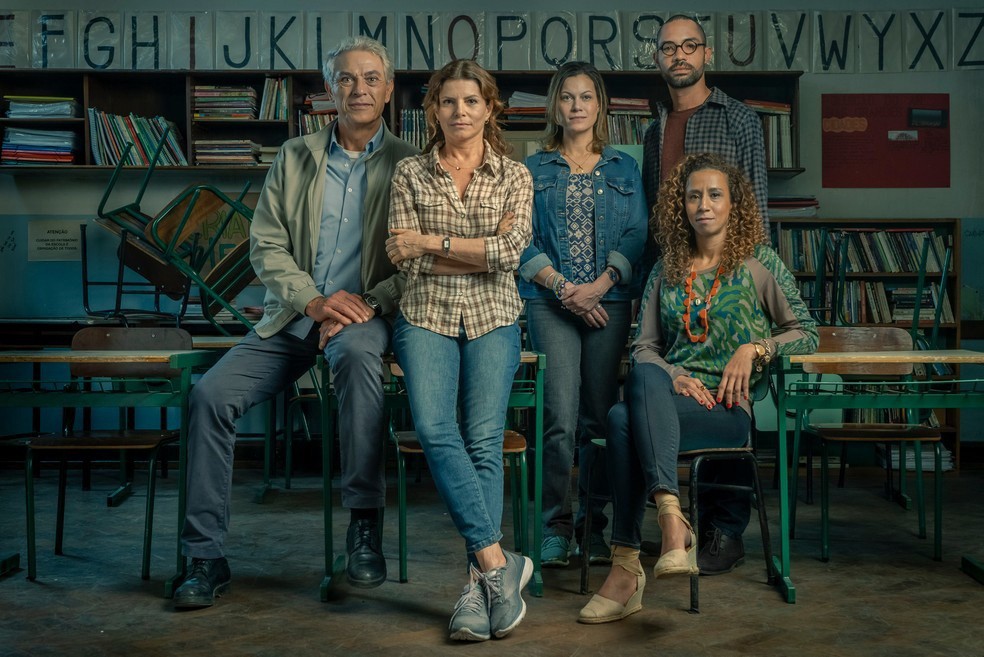 Carla Faour, Julia Spadaccini, Victor Atherino, Giovana Moraes e Maira Motta, da imperdível série “Segunda chamada”, ganharam o Prêmio de Melhor Roteiro de Série de Ficção – Drama