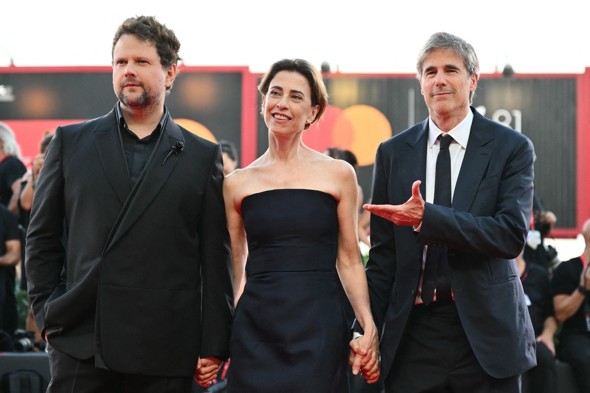 Brazilian actor Selton Mello (L), Brazilian actress Fernanda Torres and director Walter Salles attend the red carpet of the movie "Ainda estou aqui (I'm Still Here)" presented in competition during the 81st International Venice Film Festival at Venice Lido, on September 1, 2024. (Photo by Alberto PIZZOLI / AFP)
