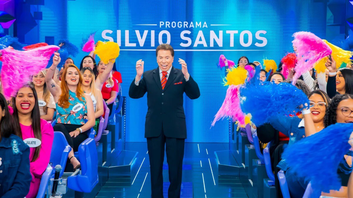 Silvio Santos com o auditório em programa no SBT