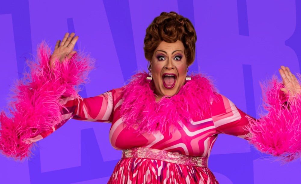 Tiago Abravanel interpreta Edna, mãe de Tracy (Vânia Canto), em Hairspray

