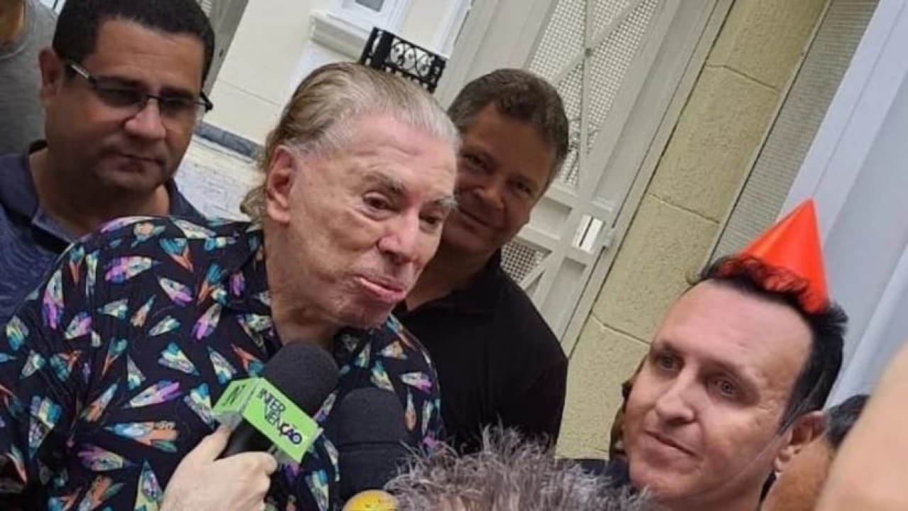 Silvio Santos recebe festa na porta de sua mansão