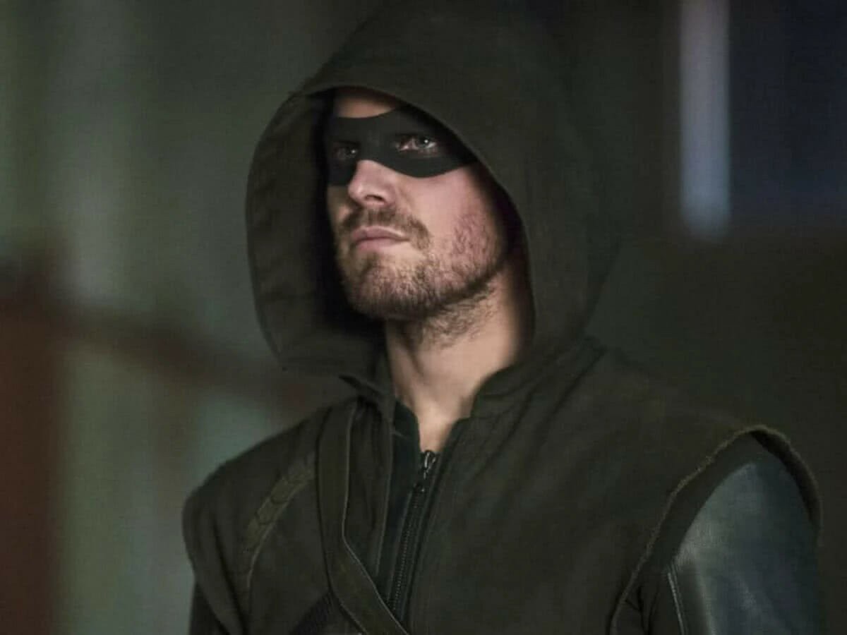 Stephen Amell como Arqueiro Verde