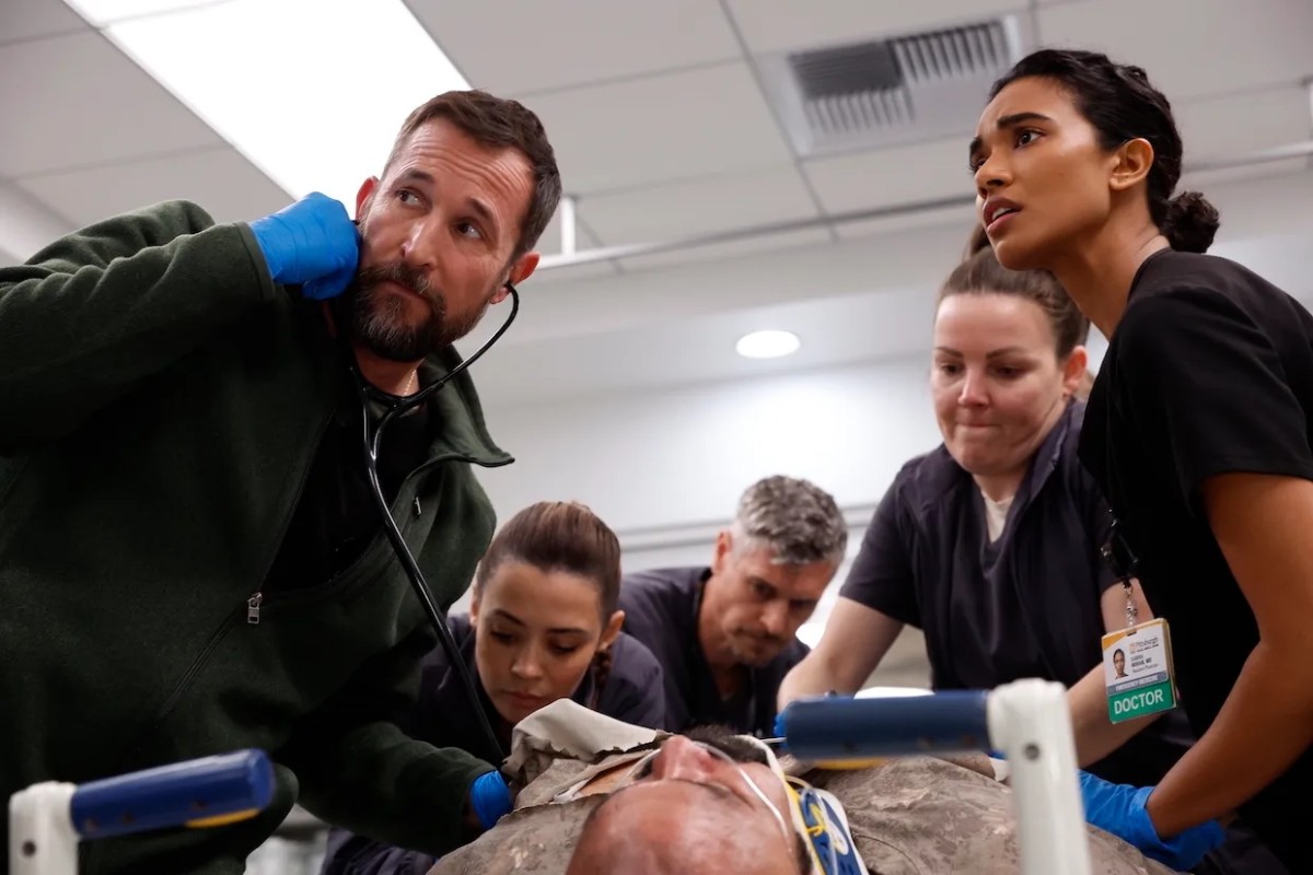 Dr. Michael Robbinavitch (Noah Wyle) e Dra. Samira Mohan (Supriya Ganesh) em imagens da nova temporada de 'The Pitt'