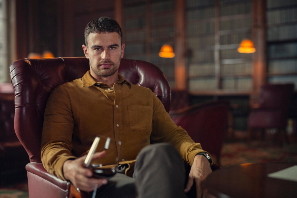 Theo James em Magnatas do Crime