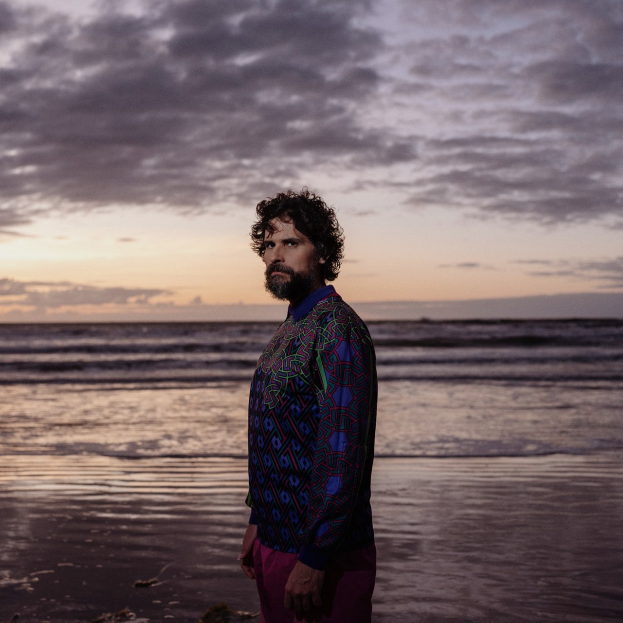 Cantor e compositor Thiago Amud lança seu álbum "Enseada Perdida" em BH e Juiz de Fora