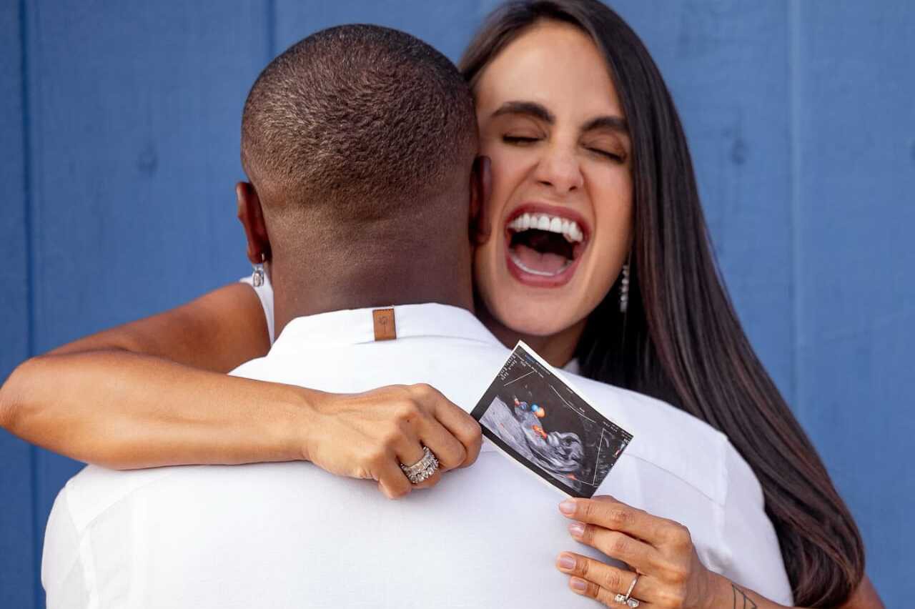 Thiaguinho e Carol Peixinho com imagem do ultrassom