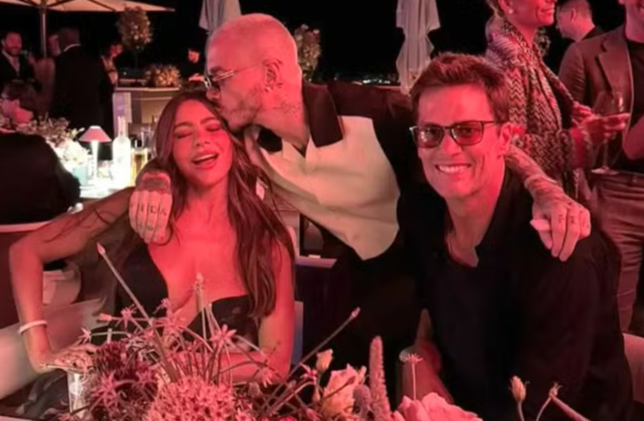Sofia Vergara ao lado de Tom Brady e um amigo em comum em um iate na Europa 