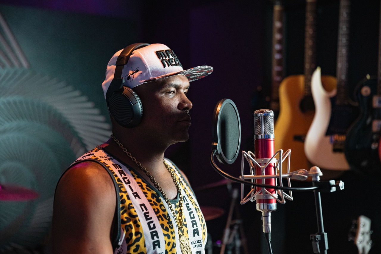 O músico Camilo, do Bloco Magia Negra, durante gravação do álbum Trilhas do Carnaval