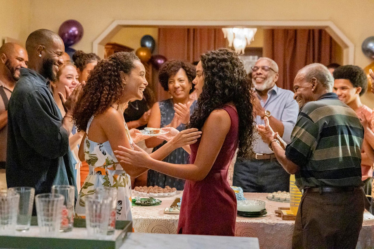 Raquel (Taís Araújo) e Salvador (Antonio Pitanga) e os amigos Gomes (Jorge Jeronymo) e Marisa (Rejane Faria) cantam parabéns para Maria de Fátima (Bella Campos) que está contrariada com a situação. Em cena: 