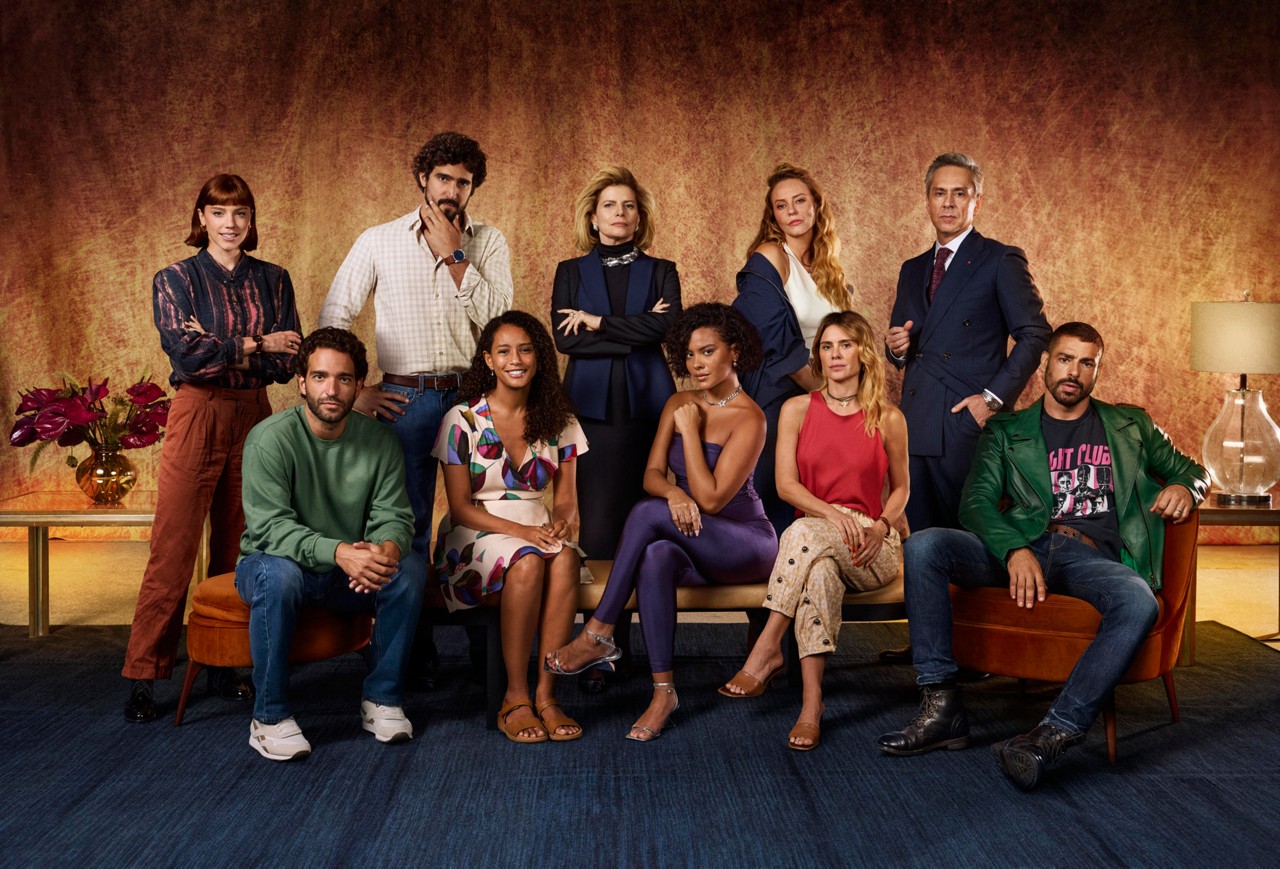 Solange (Alice Wegmann), Afonso Roitman (Humberto Carrão), Ivan (Renato Góes), Raquel (Taís Araujo), Odete Roitman (Débora Bloch), Maria de Fátima (Bella Campos),  Heleninha (Paolla Oliveira), Leila (Carolina Dieckmann), Marco Aurélio (Alexandre Nero) e César (Cauã Reymond) 