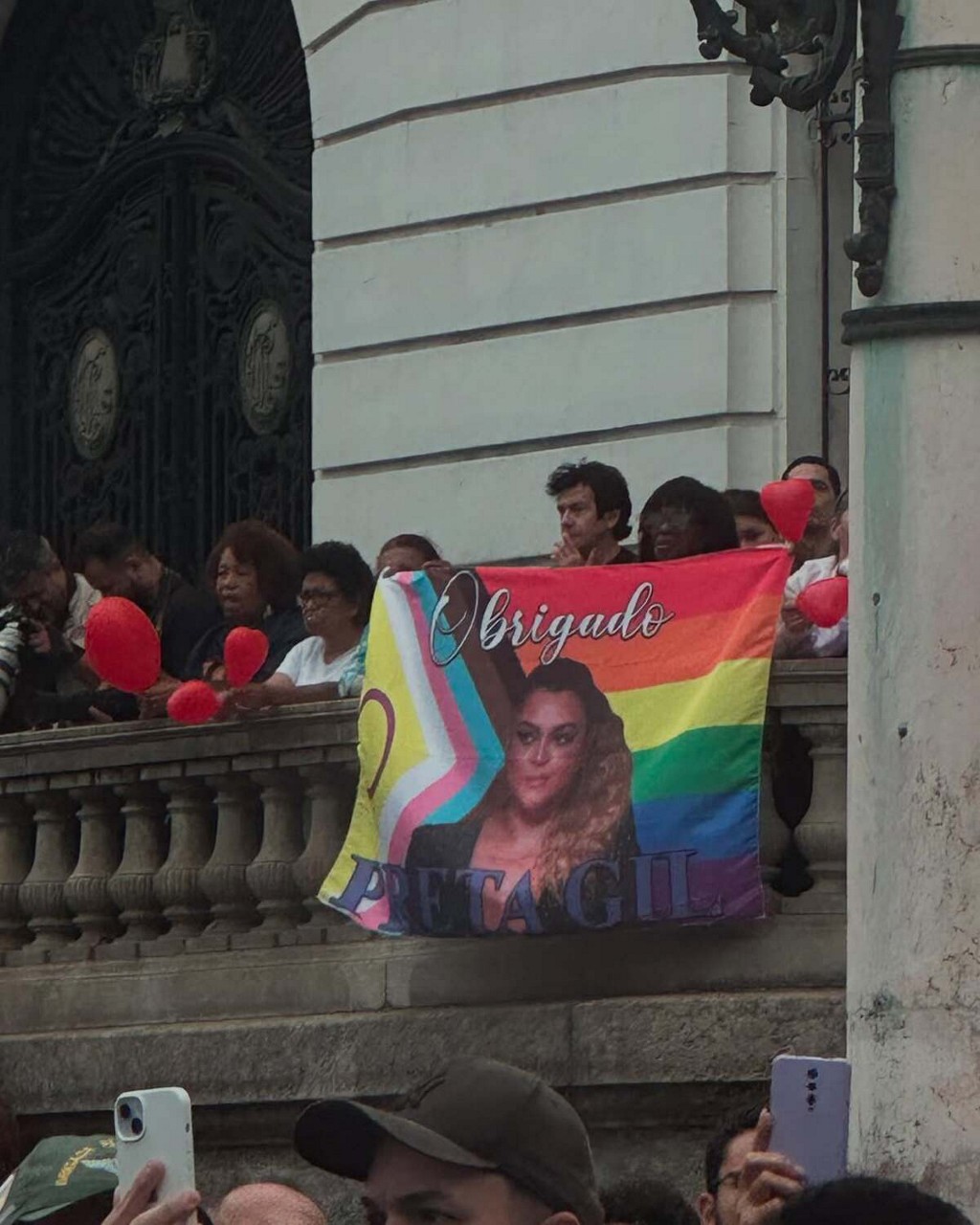 Fãs da artista chegaram no local antes das 7h. Enquanto esperavam o início da celebração, eles cantaram músicas da cantora, como "Sinais de Fogo"