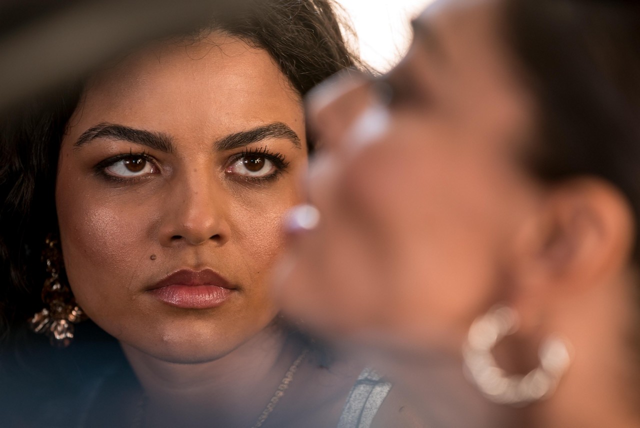 Larissa Bocchino observa a "irmã" Juliana Paes em cena de "Vidas Bandidas"