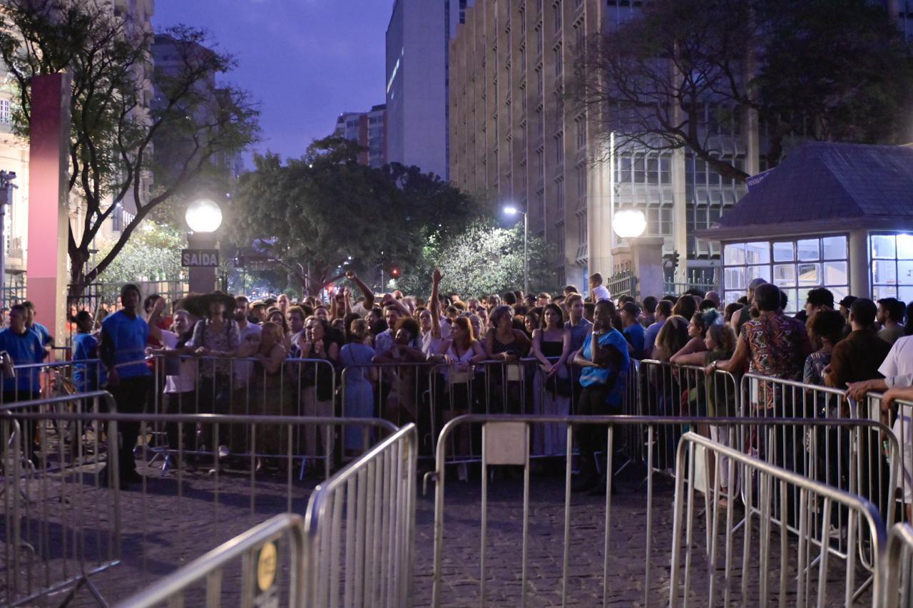 Público se aglomera, mas é impedido de ar Parque Municipal, que recebe show de encerramento da Virada Cultural de BH