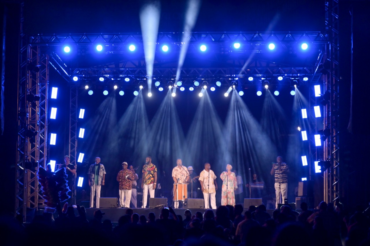 Grupo Baluartes do Samba colocou o público para dançar no Parque Municipal ao som de clássicos do gênero