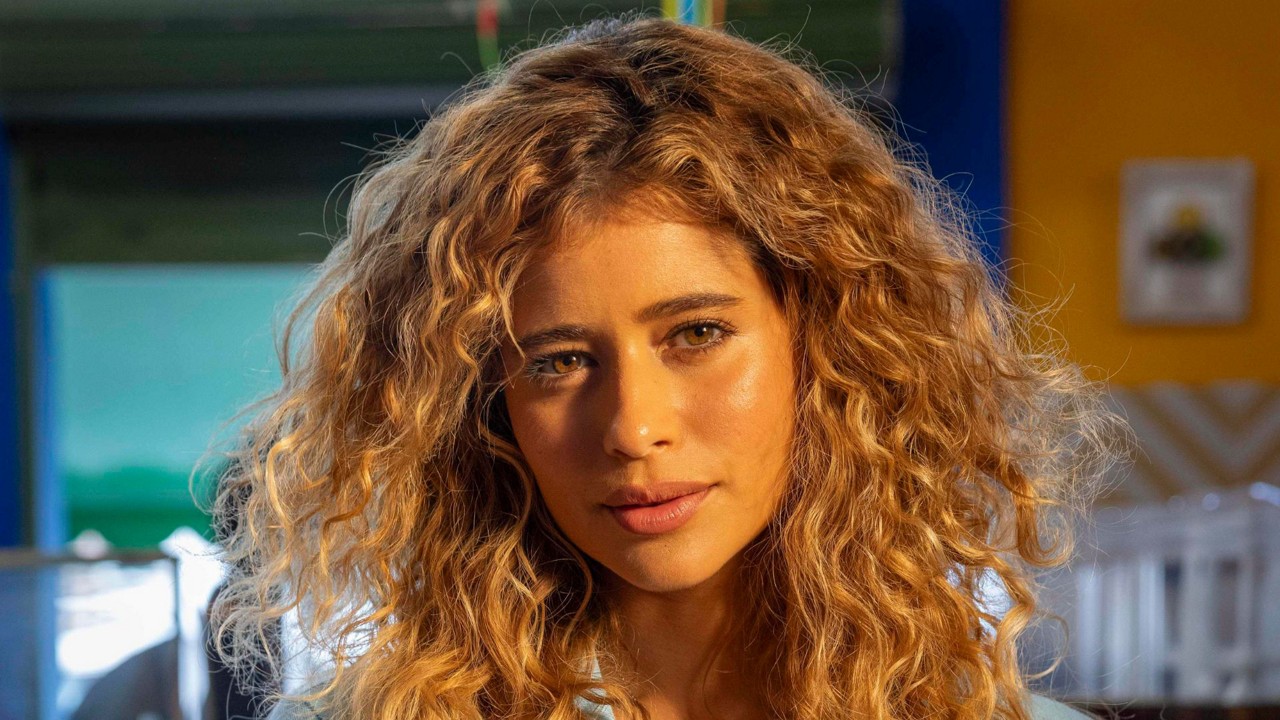 Isadora Cruz caracterizada como Roxelle, personagem de 'Volta por Cima'