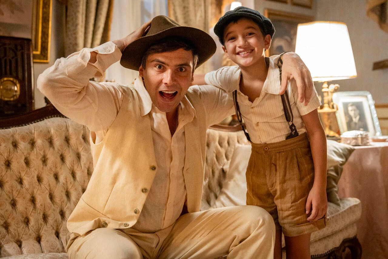 Candinho ( Sergio Guizé ) e Samir ( Davi Malizia ).