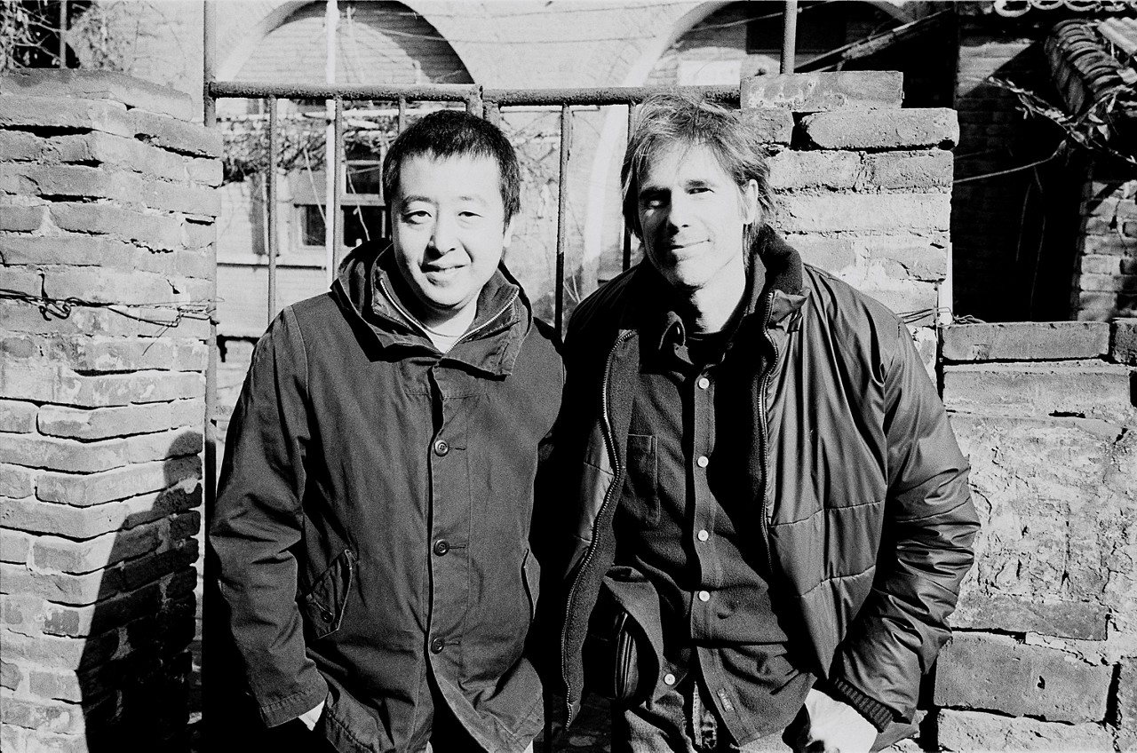 Walter Salles (a direita) ao lado do colega Jia Zhangke
