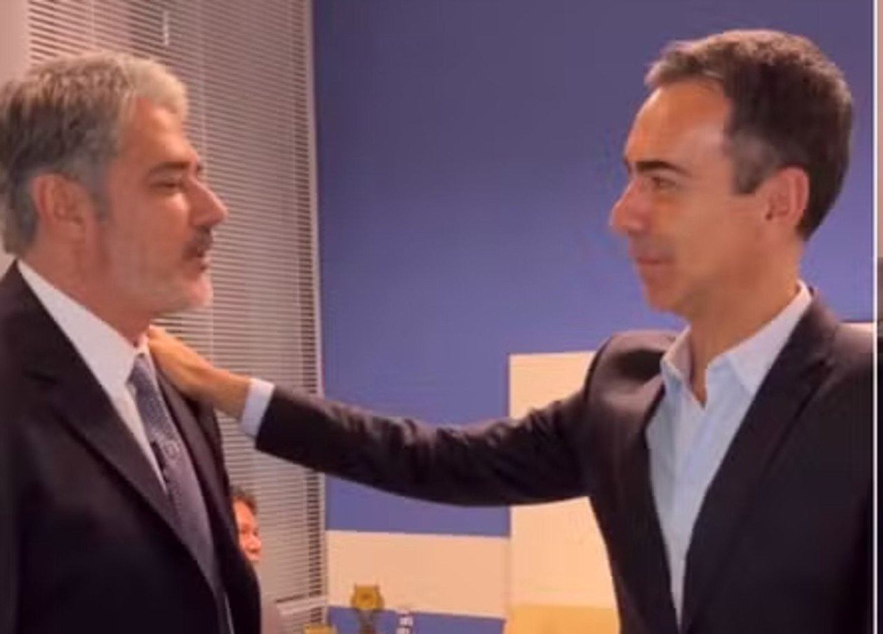 William Bonner levou seu sucessor no "Jornal Nacional", César Tralli, para conhecer a equipe do telejornal
