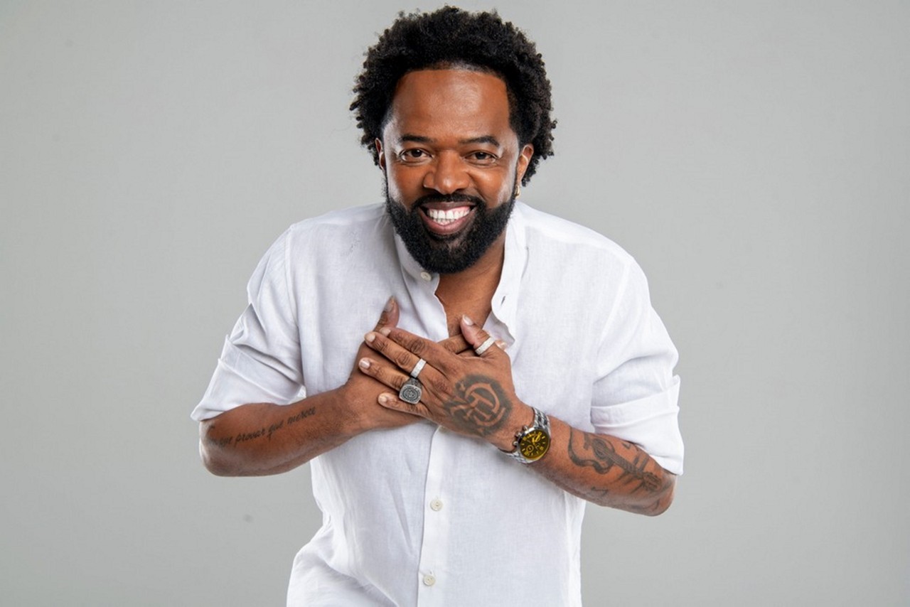 Xande de Pilares comanda noite de samba em Contagem 