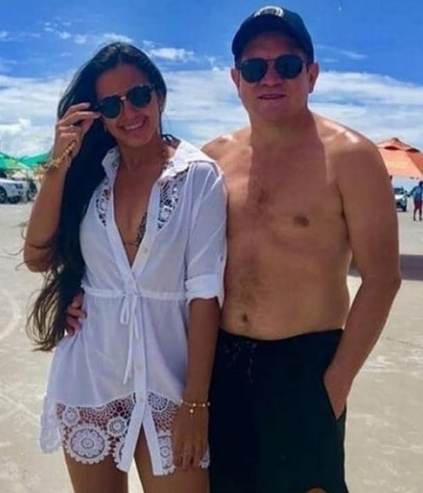 Ximbinha sem camisa ao lado de Karen